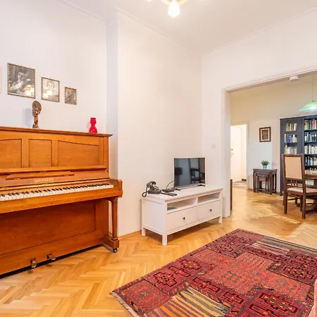 Opera Apartment *